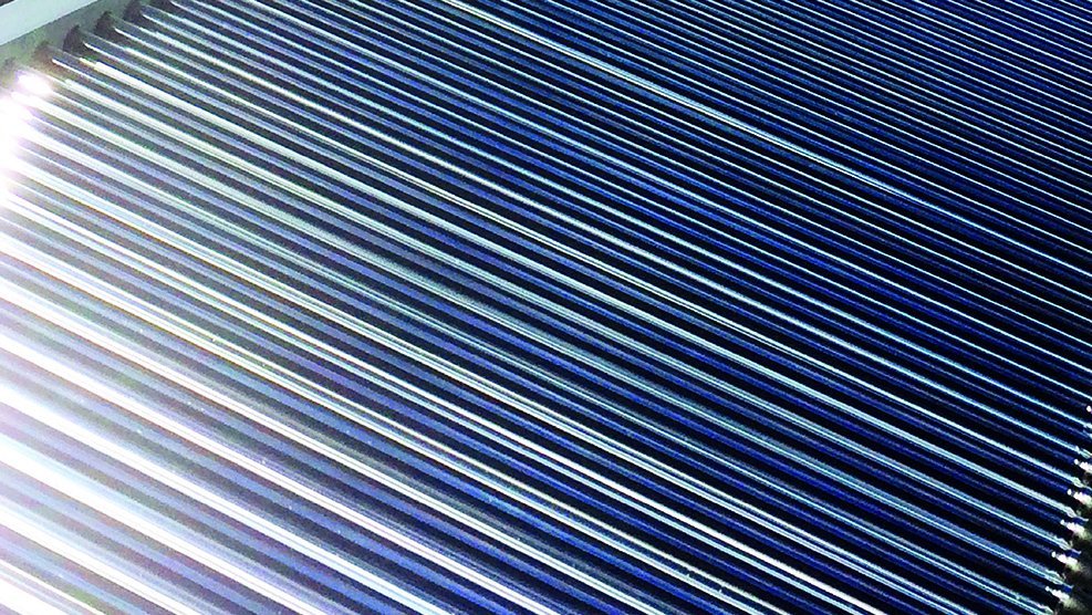 Ein Solarthermie-Kollektorfeld in Senftenberg. Im Hintergrund blauer Himmel mit wenigen kleinen Wolken