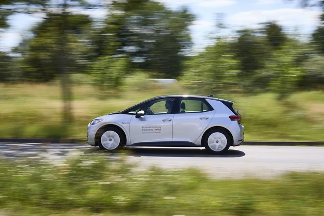 Ein vorbeifahrendes Elektroauto der WFBB.