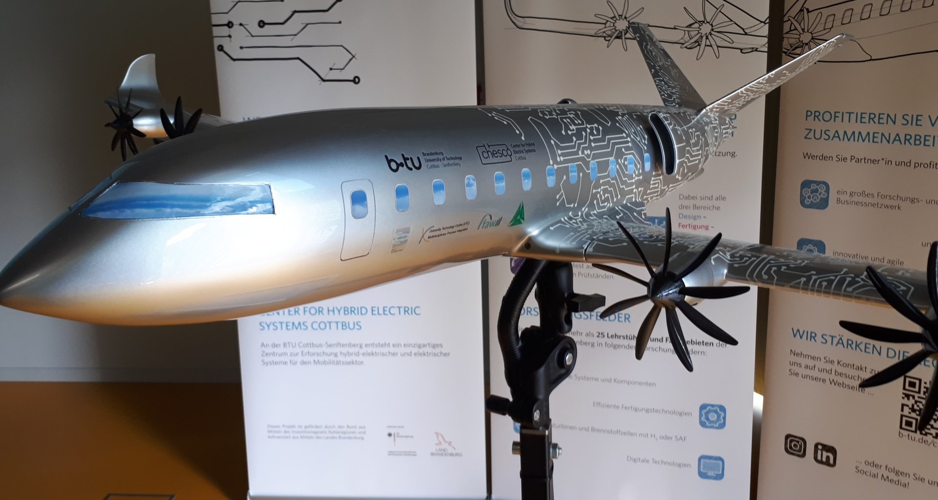 Ein kleines, futuristisch wirkendes Leichtflugzeug-Modell