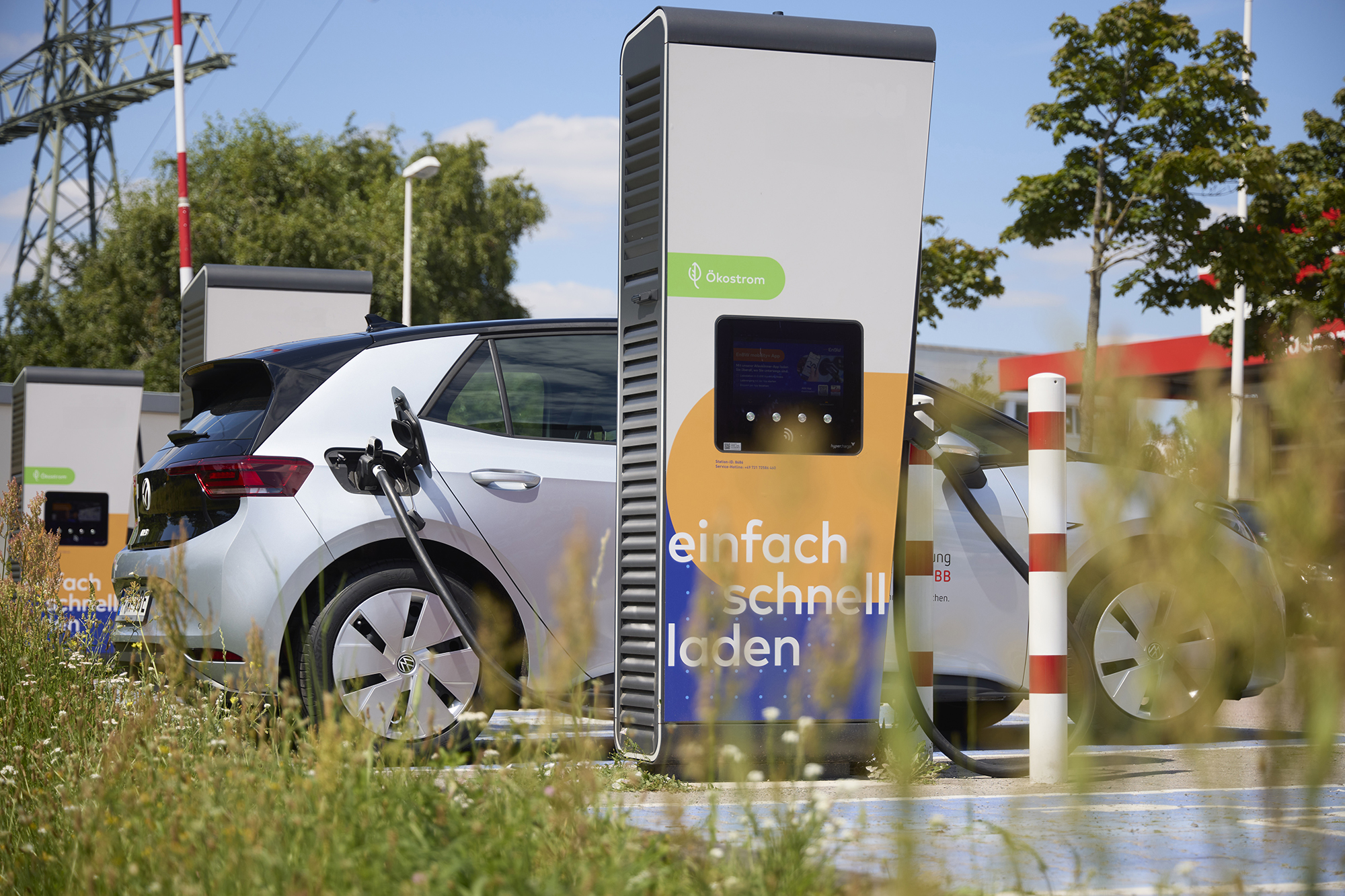 Ein Elektroauto an einer Ladesäule